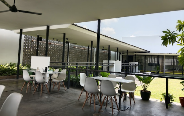 Cafe ini menghadirkan suasana cozy dan modern dengan pilihan tempat duduk indoor dan outdoor di cilegon
