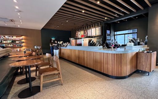 Starbucks DT Pulomas di Cempaka Putih mewujudkan mimpimu itu! Bangunan cafe yang megah menyerupai Hanok, rumah tradisional Korea