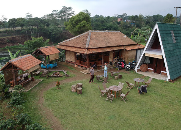 Tempat nongkrong di sukabumi dengan area outdoor